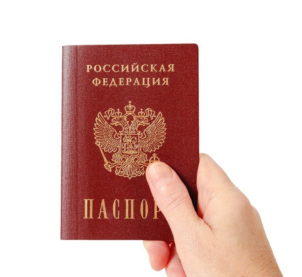 паспорт РФ в руке